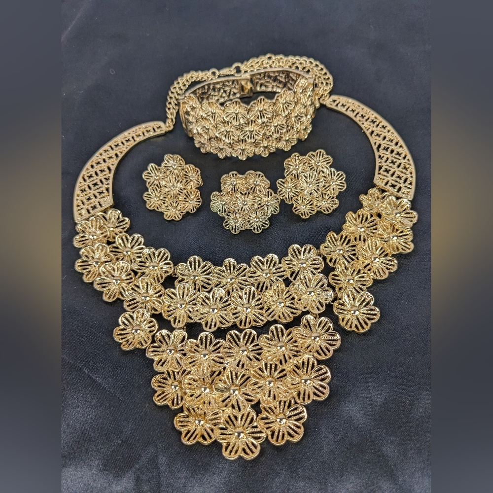 NWOT, BEAUTIFUL AFRICAN PARTY JEWELRY SET. - Picture 3 of 4